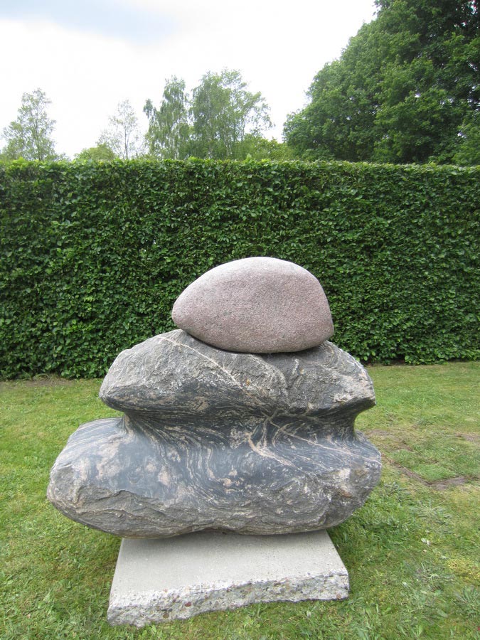 Far, far away, 2019, granite, 160 x 60 x 160 cm.