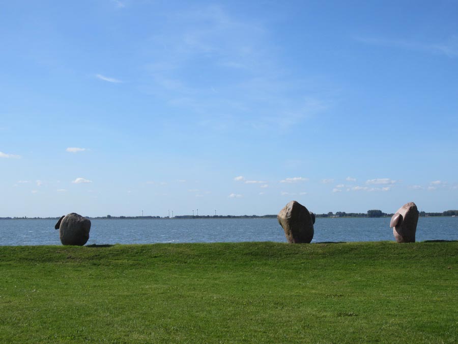 Ich poliere dich deine Ohre, 2005, granite, (3x) 80 x 90 x 130 cm.